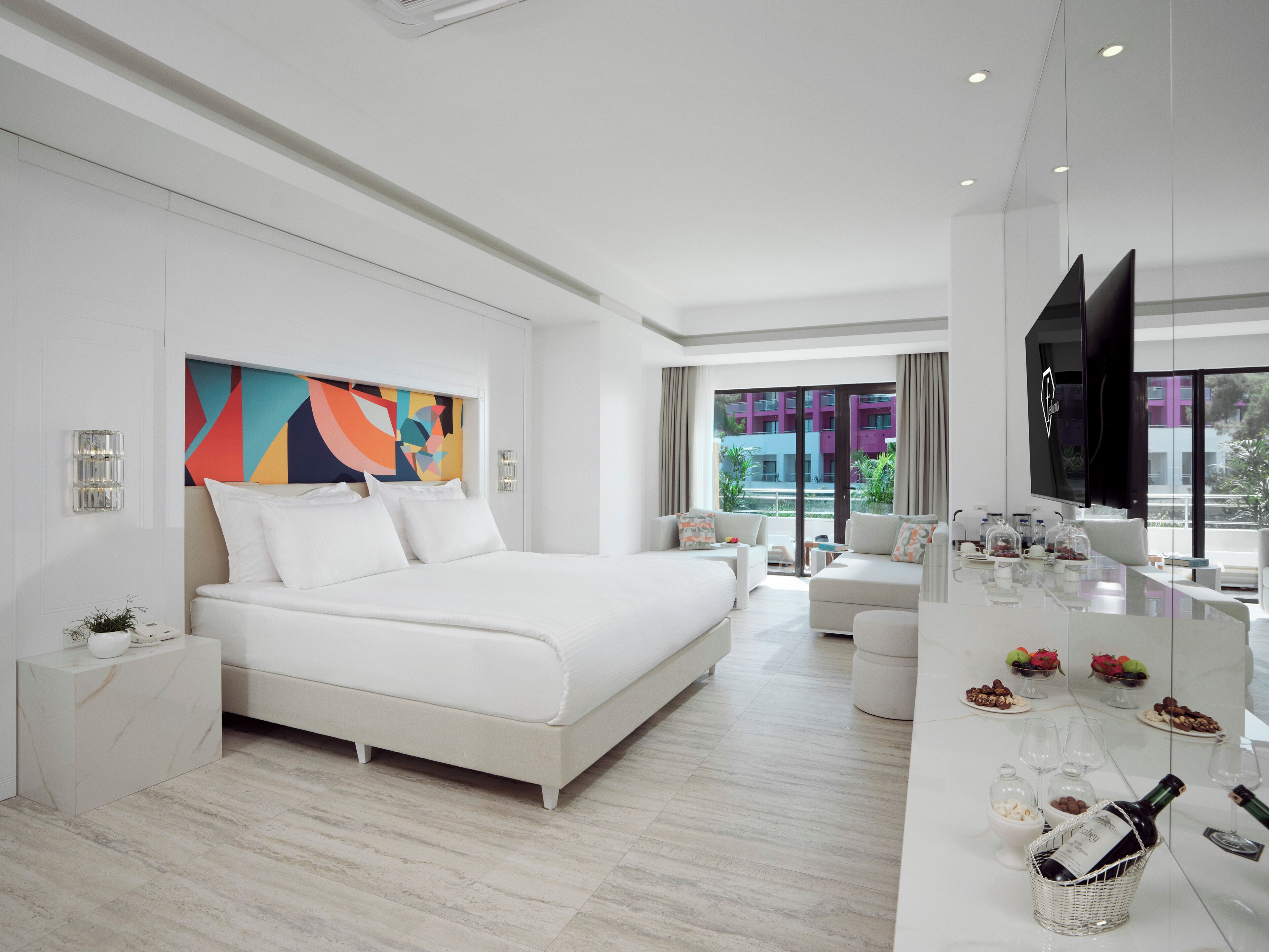Pearl Large Room | 高档床上用品、免费迷你吧物品、客房内保险箱、办公桌
