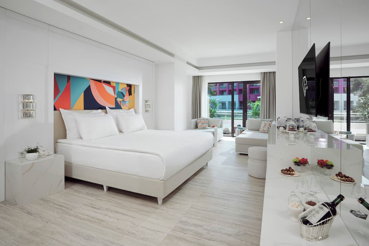 Pearl Large Room | Premium bedding, free minibar items, in-room safe, desk