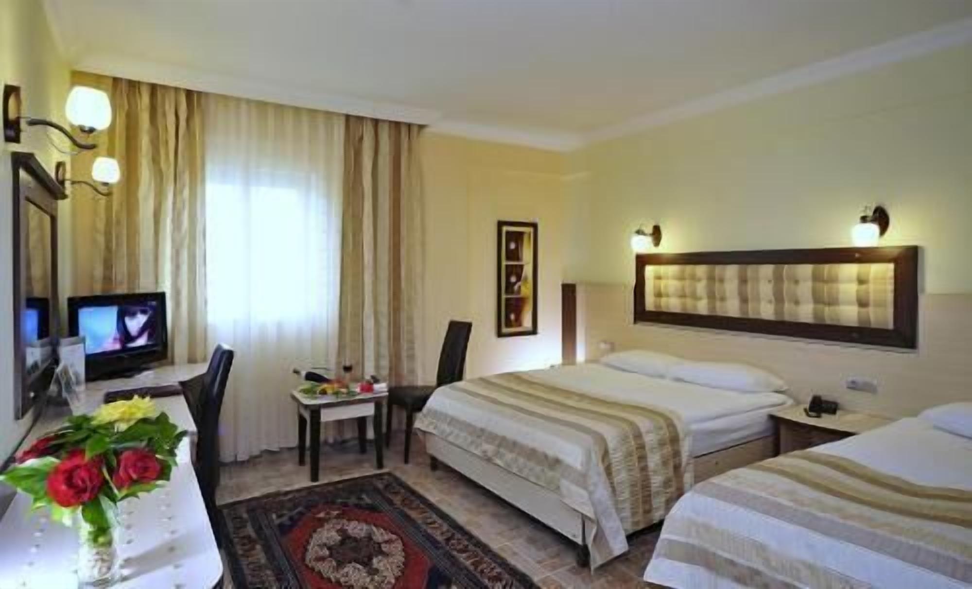 Minibar, safe på rommet, skrivebord og barnesenger