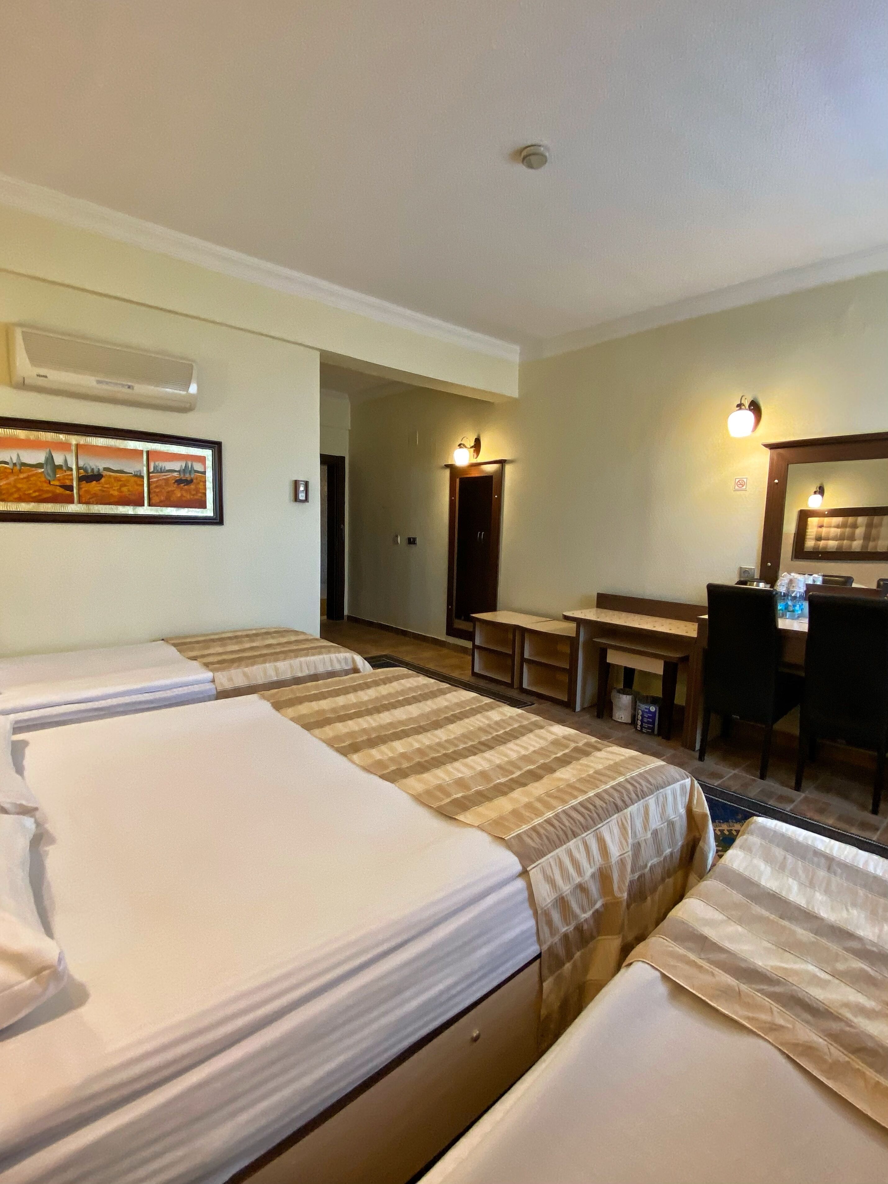 Comfort Quadruple Room | Minibar, in-room safe, desk, cots/infant beds