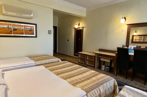 Comfort Quadruple Room | Minibar, una cassaforte in camera, una scrivania