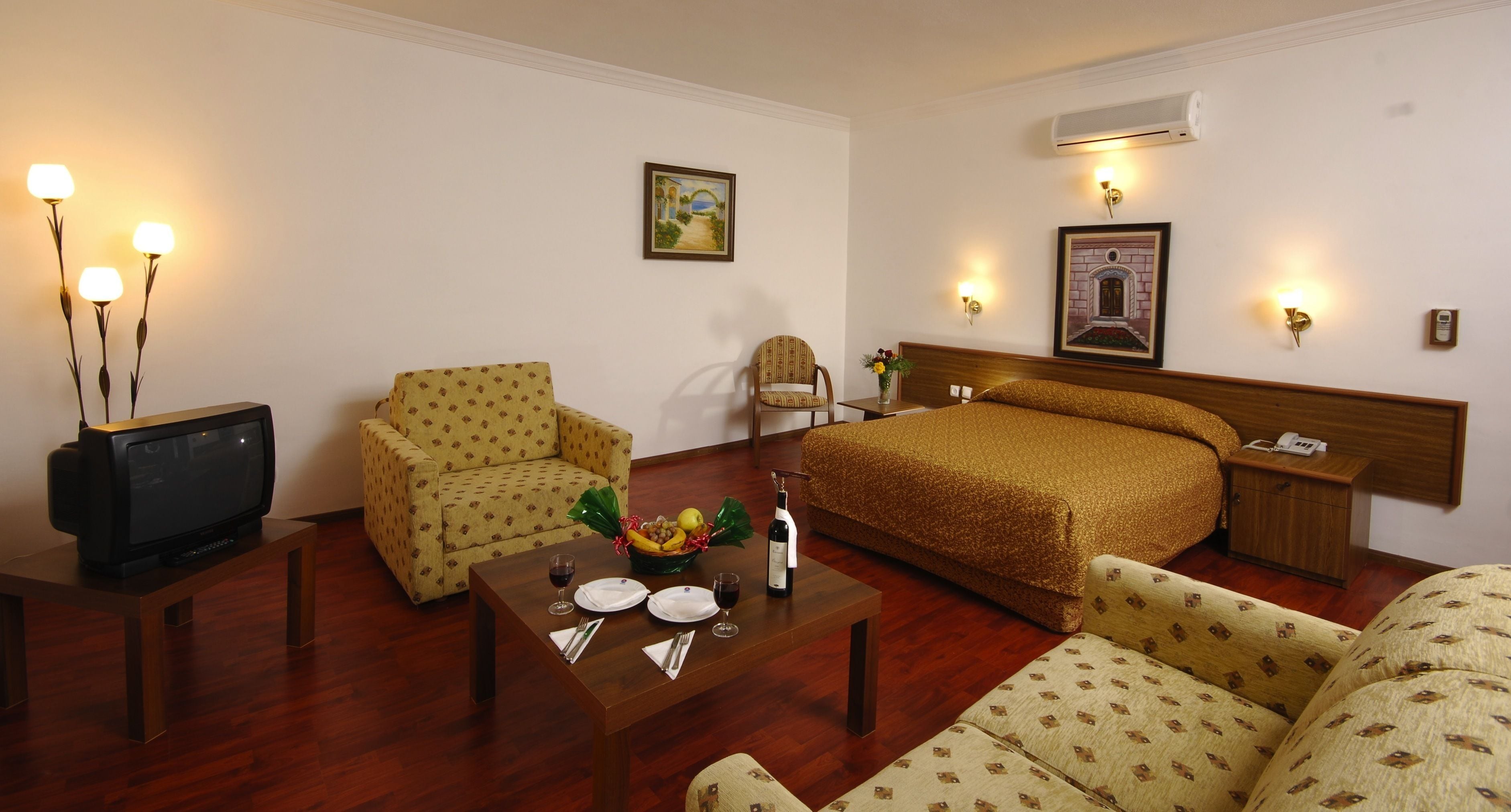 Minibar, caja de seguridad en la habitación, escritorio y cunas 