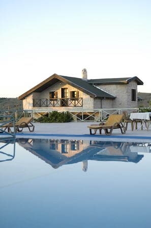 Indoor pool, outdoor pool, pool umbrellas, pool loungers - Monark Hotel Cappadocia (Nevsehir)