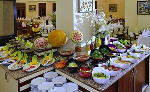 Ein Buffet mit verschiedenen Speisen und einem dekorativen Mittelstück.