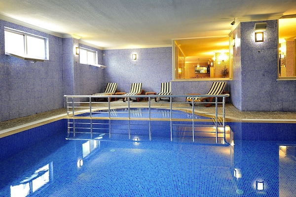 Kolam renang tertutup, kolam renang terbuka, payung kolam