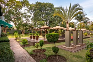 Outdoor dining - Fallsway Apartments Burley Court (Lusaka)