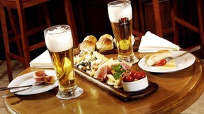 供應早餐、午餐、晚餐；地區菜