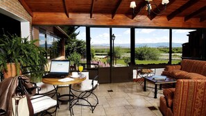 房內夾萬、免費嬰兒床、免費 Wi-Fi