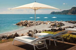 Plage privée, chaises longues, parasols, serviettes de plage