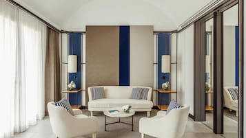 Suite Presidenziale (La Falisia) | Minibar, una cassaforte in camera, una scrivania, postazione laptop