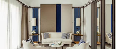 Suite presidencial (La Falisia) | Minibar, caja de seguridad en la habitación y escritorio