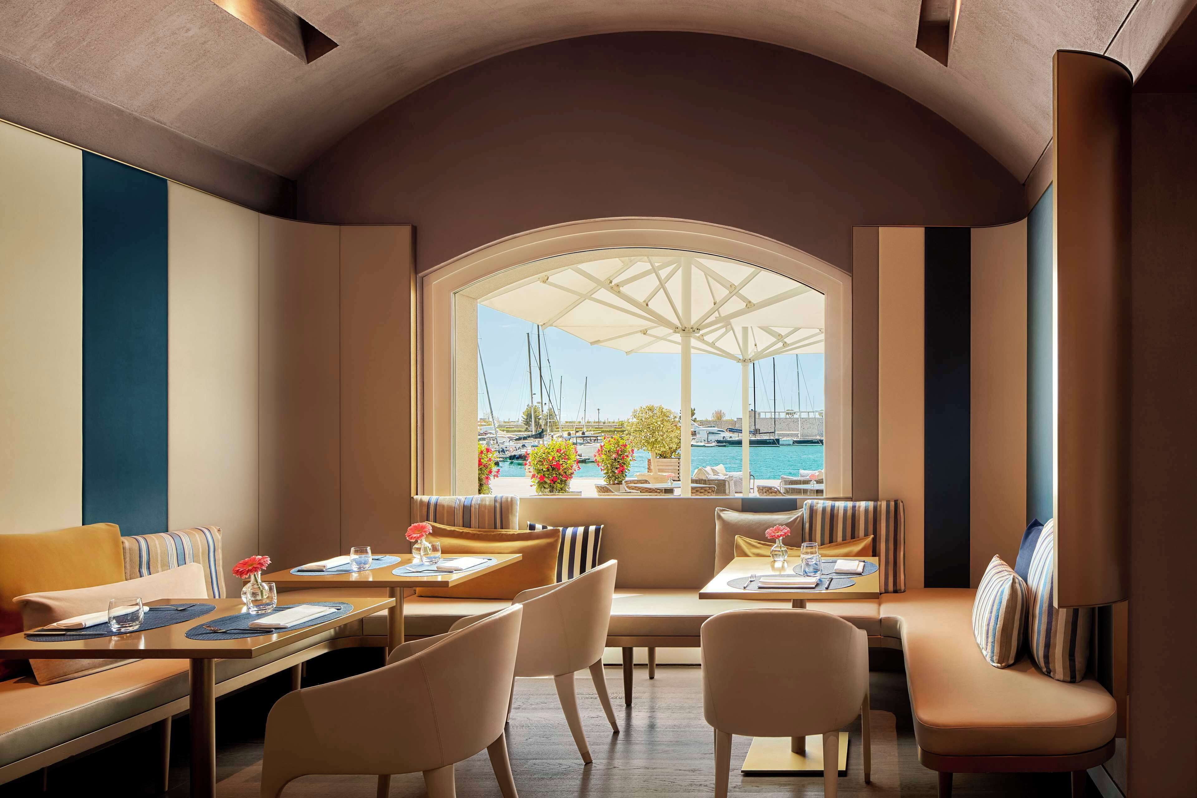 Pool views, serves lunch and brunch