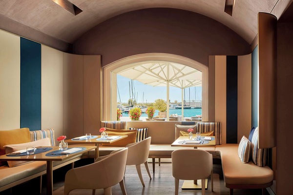 Pool views, serves lunch and brunch