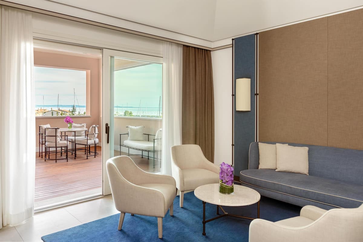 Suite – executive (Marina View) | Minibar, safe på rommet, skrivebord og skrivebord for bærbar PC