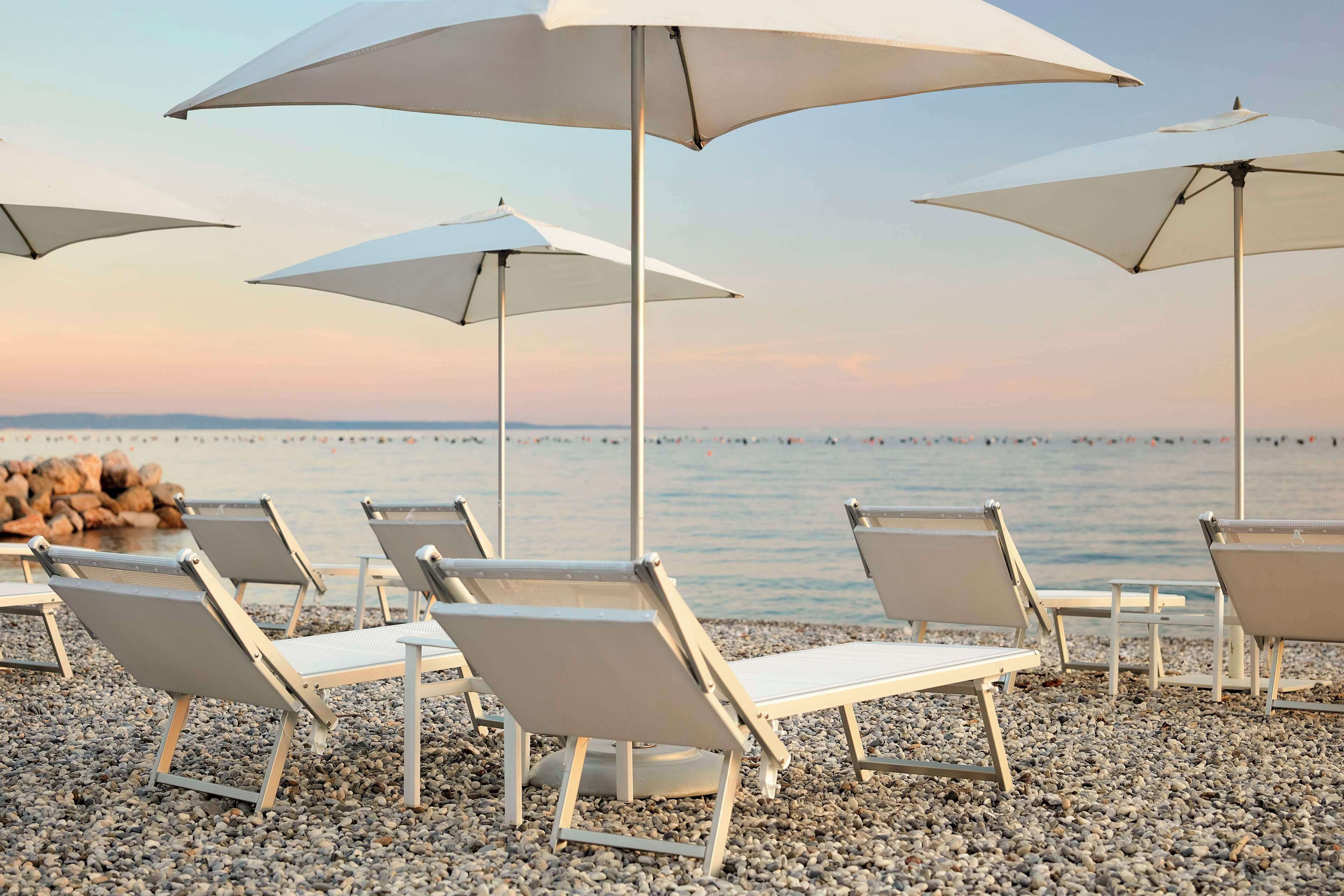 Spiaggia privata, lettini da mare, ombrelloni, teli da spiaggia