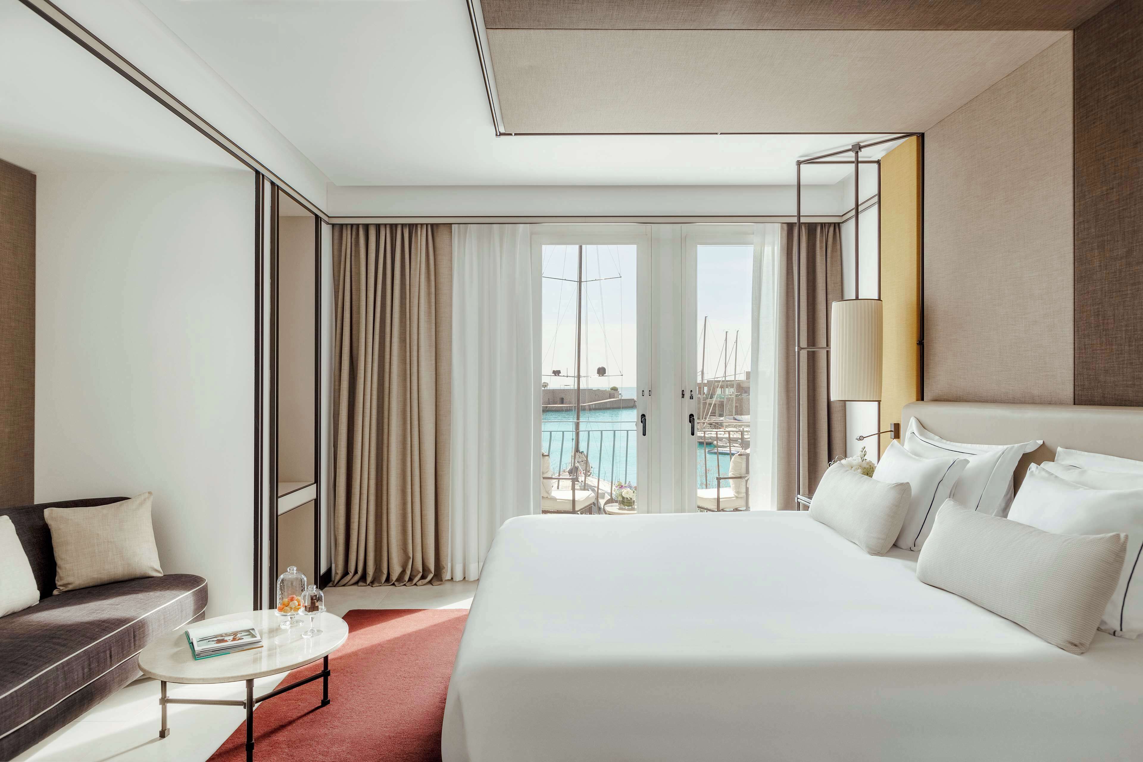 Quarto luxo, vista para a marina | Frigobar, cofres nos quartos, escrivaninha