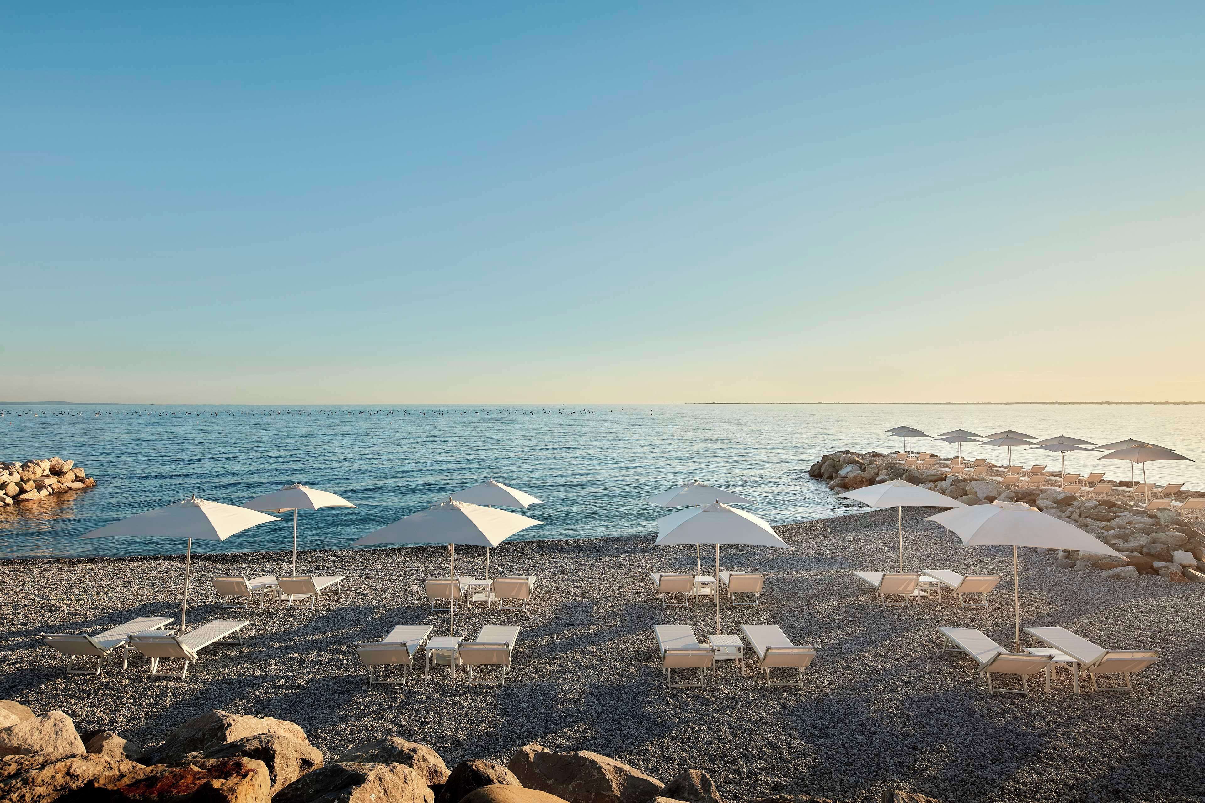 Plage privée, chaises longues, parasols, serviettes de plage
