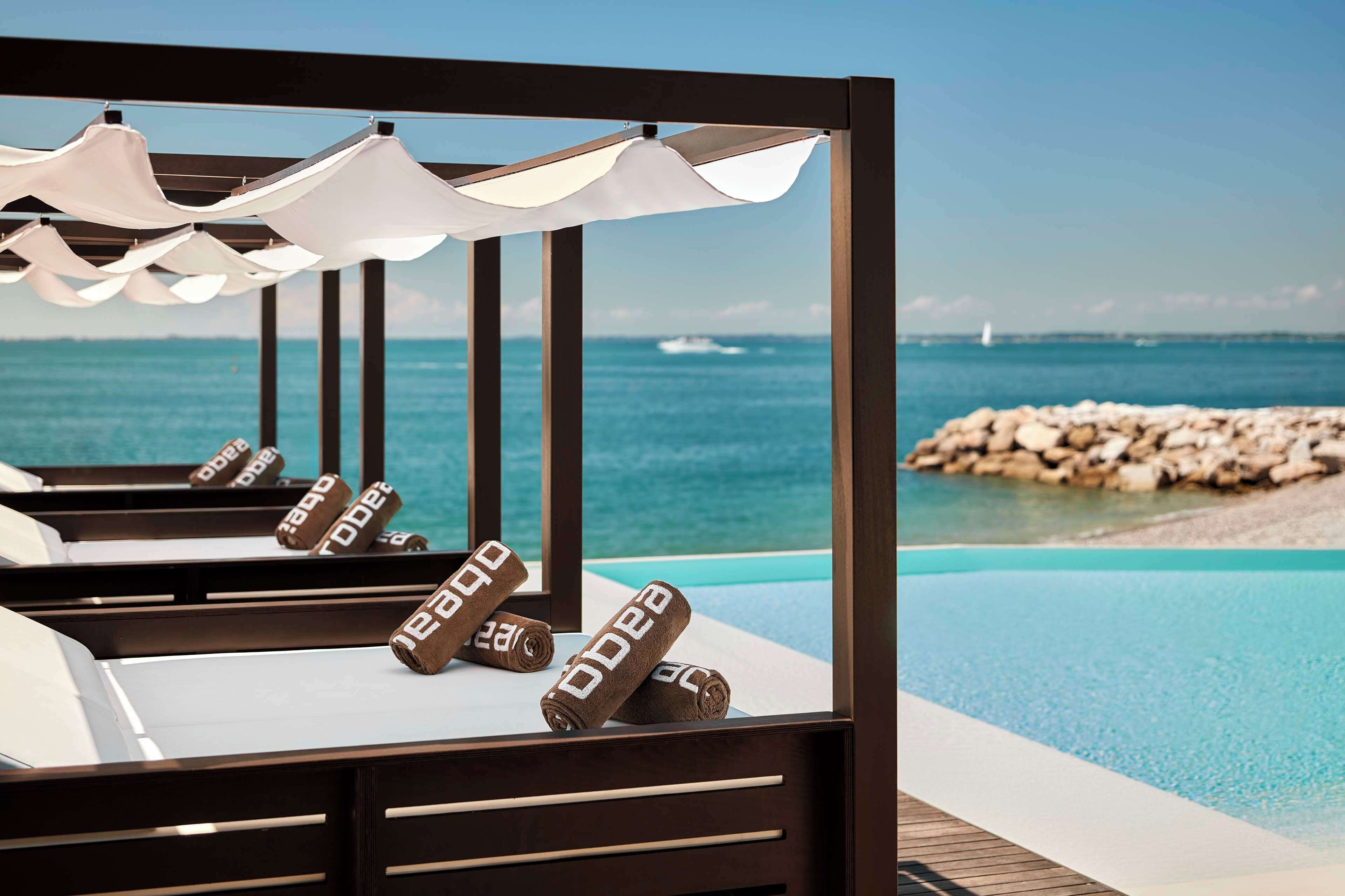 شاطئ خاص، كراسي للتشمس، مظلات الشاطئ، مناشف للشاطئ