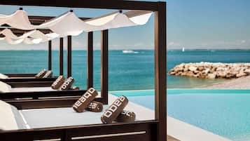 Plage privée, chaises longues, parasols, serviettes de plage