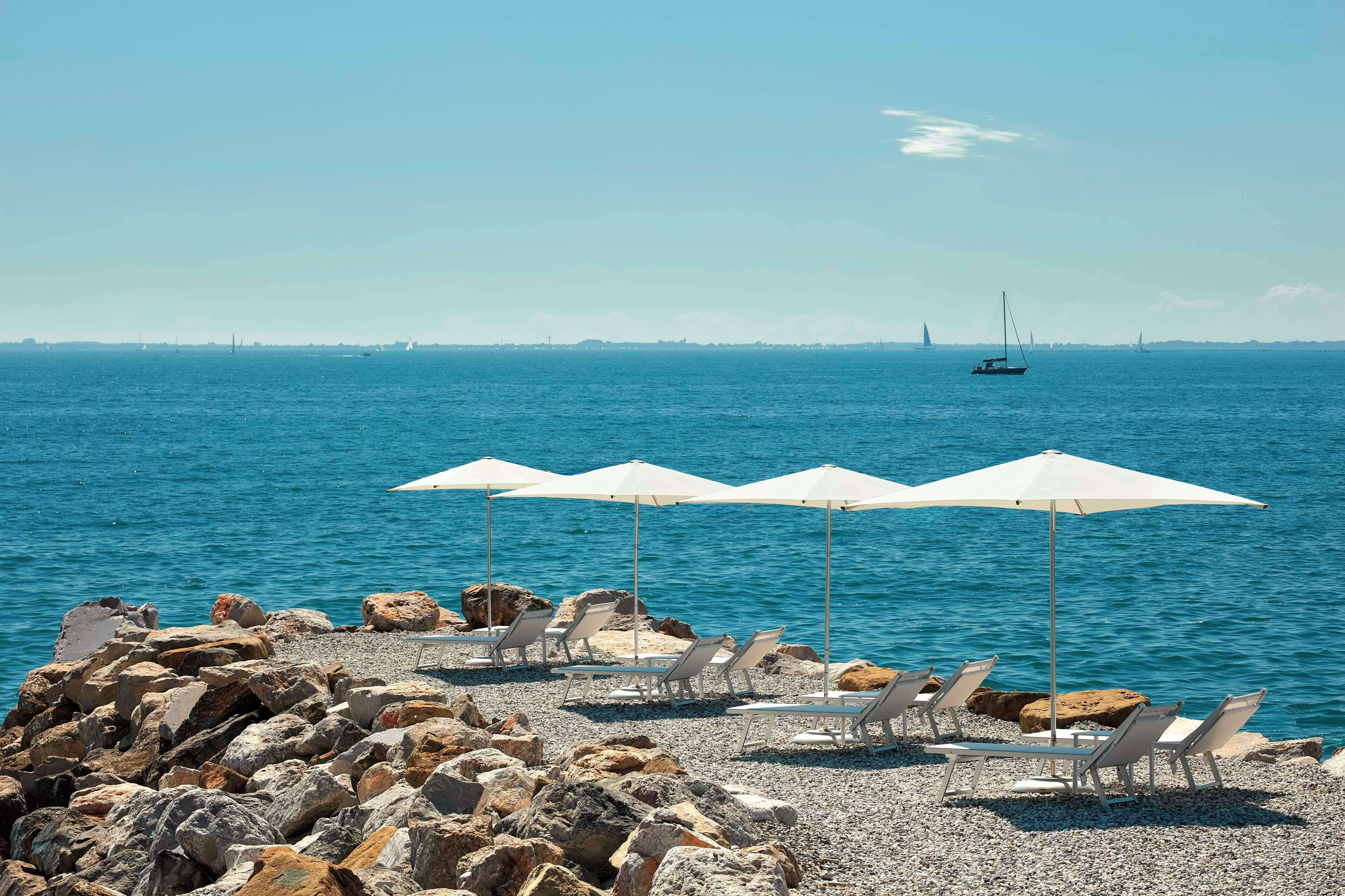 Plage privée, chaises longues, parasols, serviettes de plage