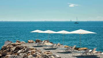Privatstrand, Liegestühle, Sonnenschirme, Strandtücher