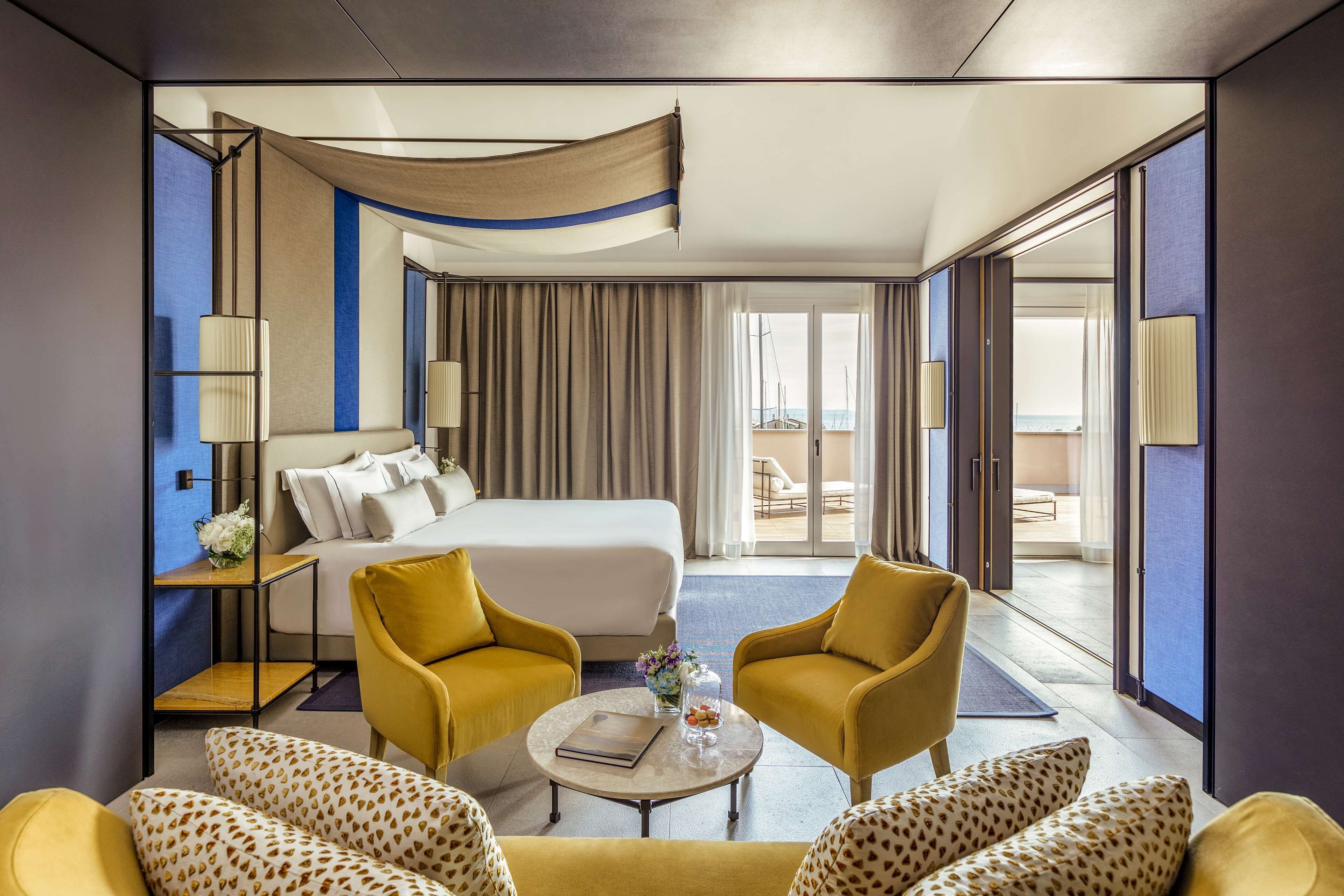 Minibar, két bảo mật tại phòng, bàn 