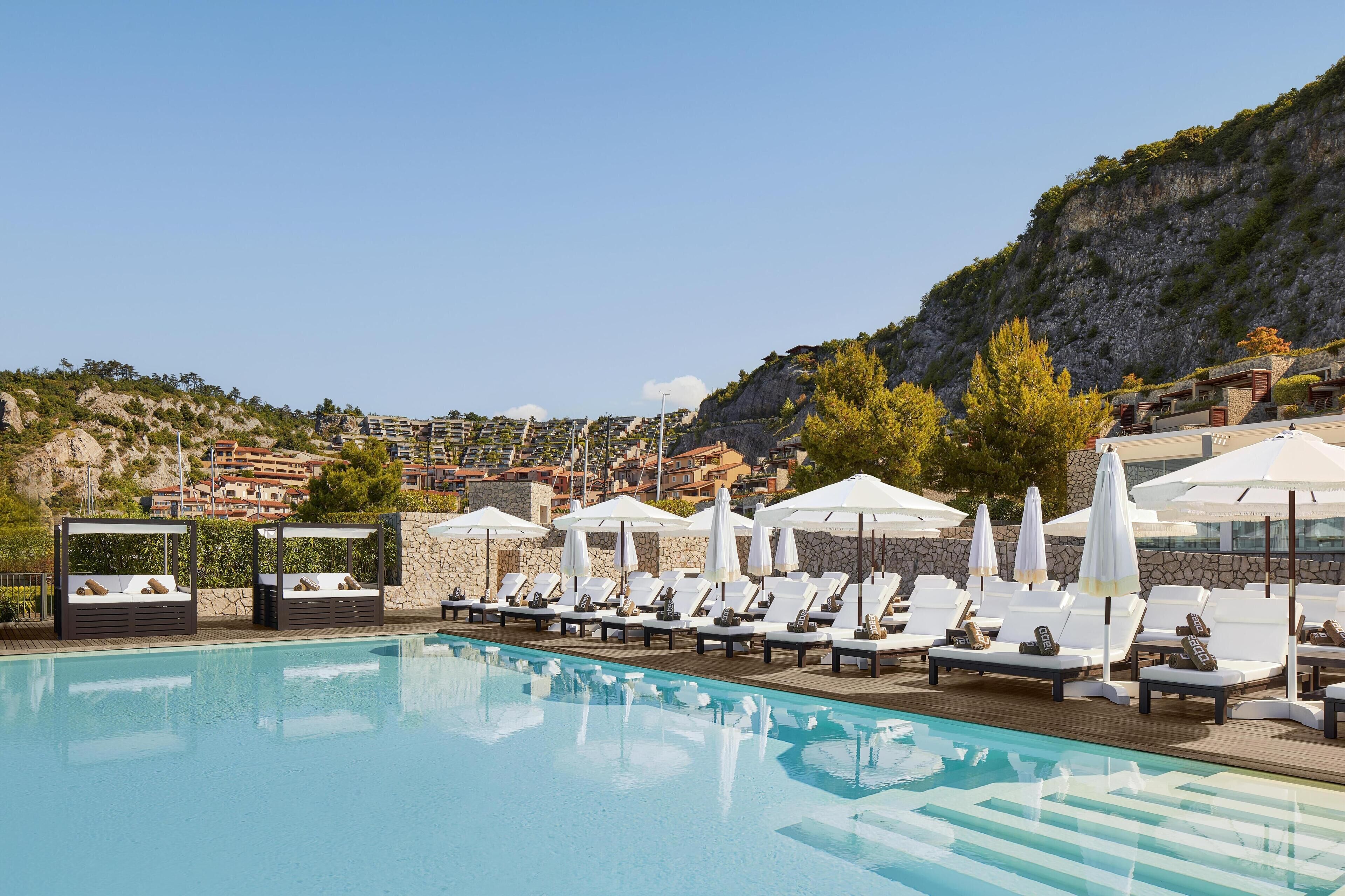 Hồ bơi ngoài trời, dù/ô trên bãi biển/hồ bơi, ghế dài tắm nắng 