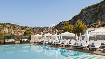 Outdoor pool, pool umbrellas, sun loungers