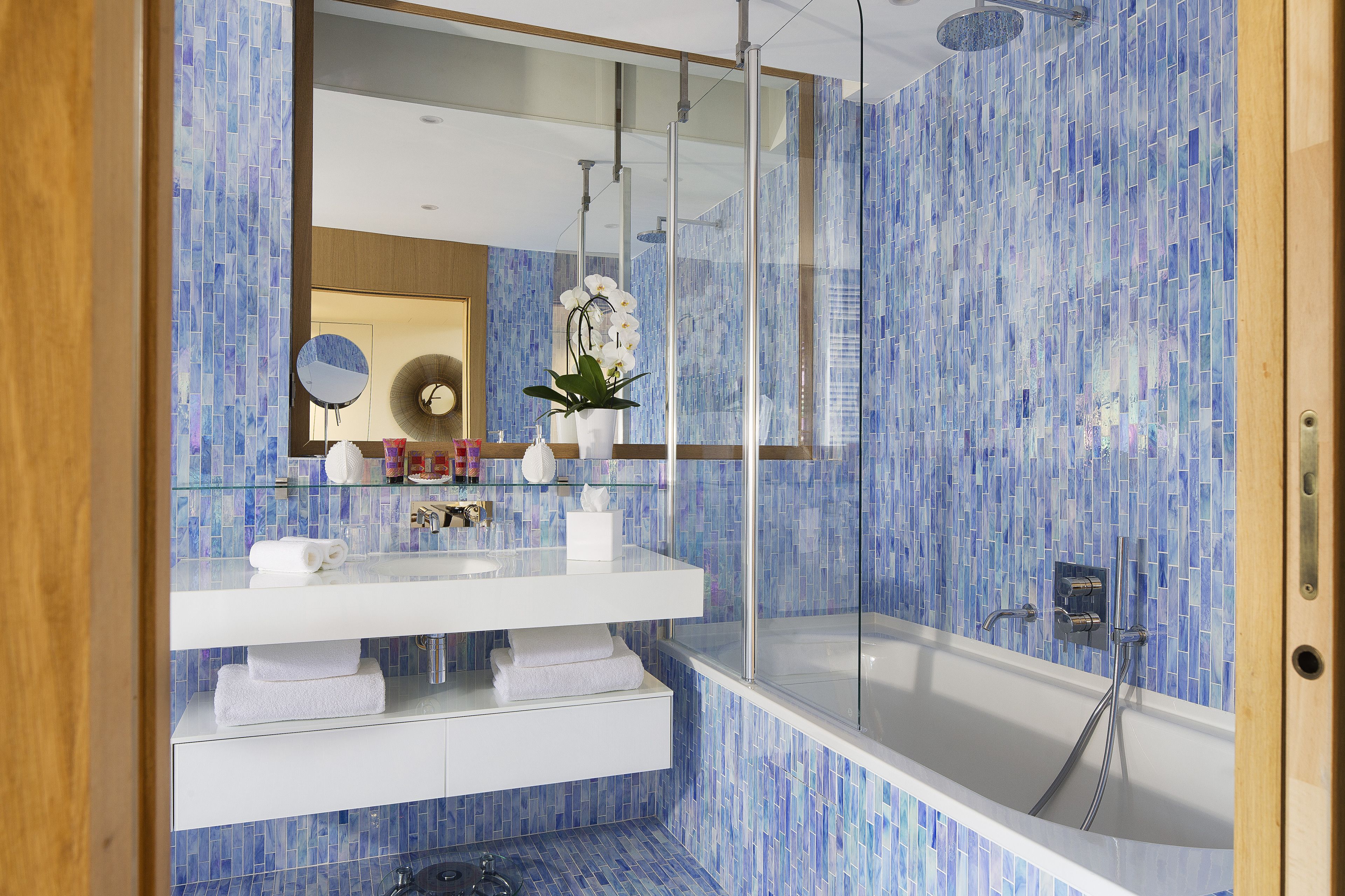 royal suite | bathroom | free toiletries, hair dryer, towels, toilet paper