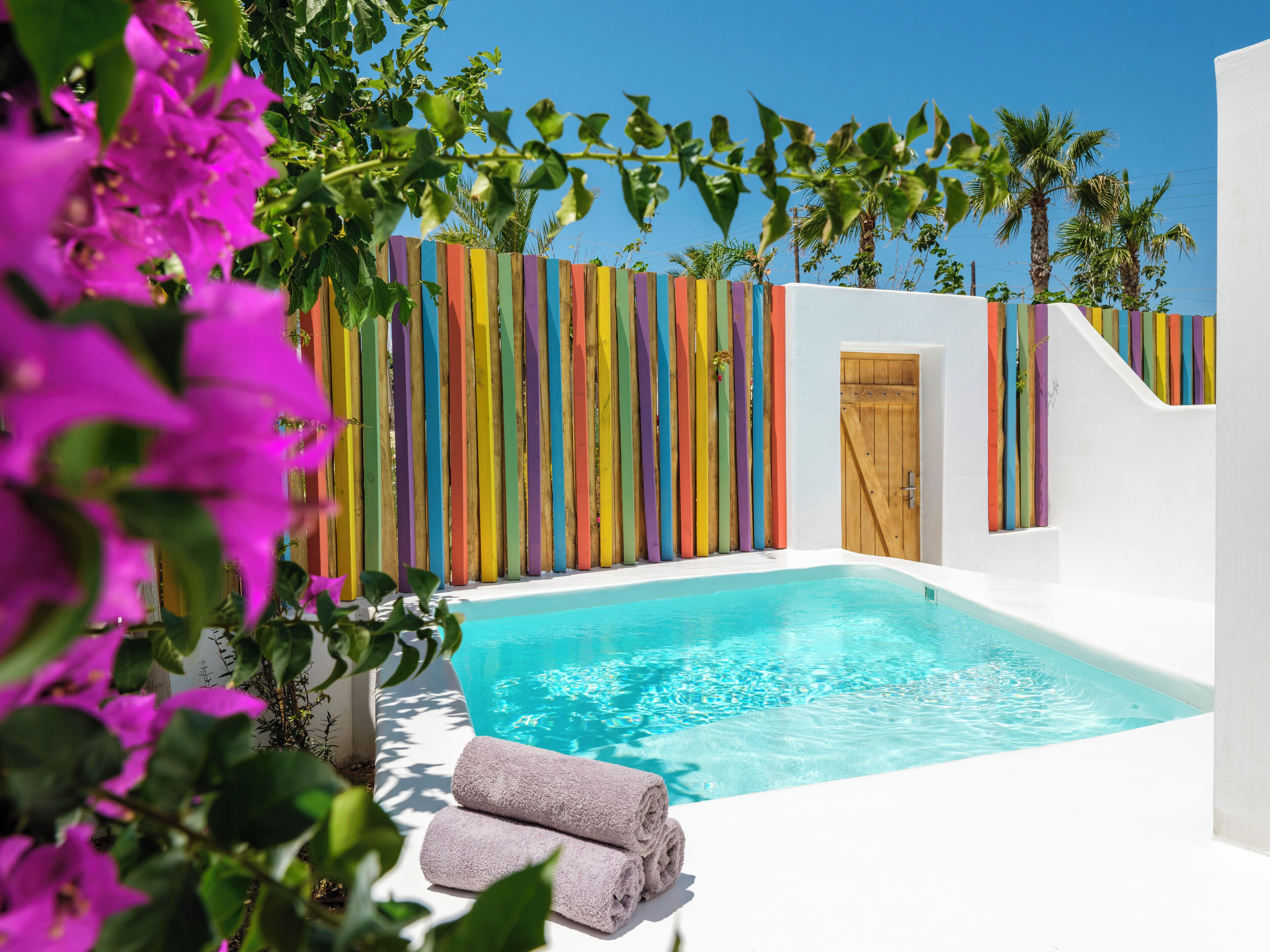 Una piscina al aire libre, sillones reclinables de piscina