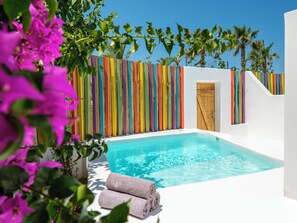 Piscine extérieure, chaises longues