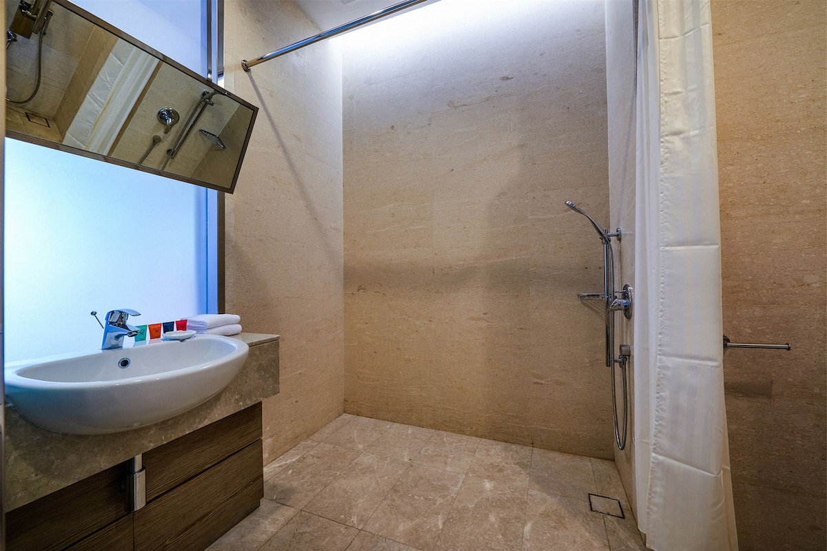 Een douche, gratis toiletartikelen, een haardroger, badjassen