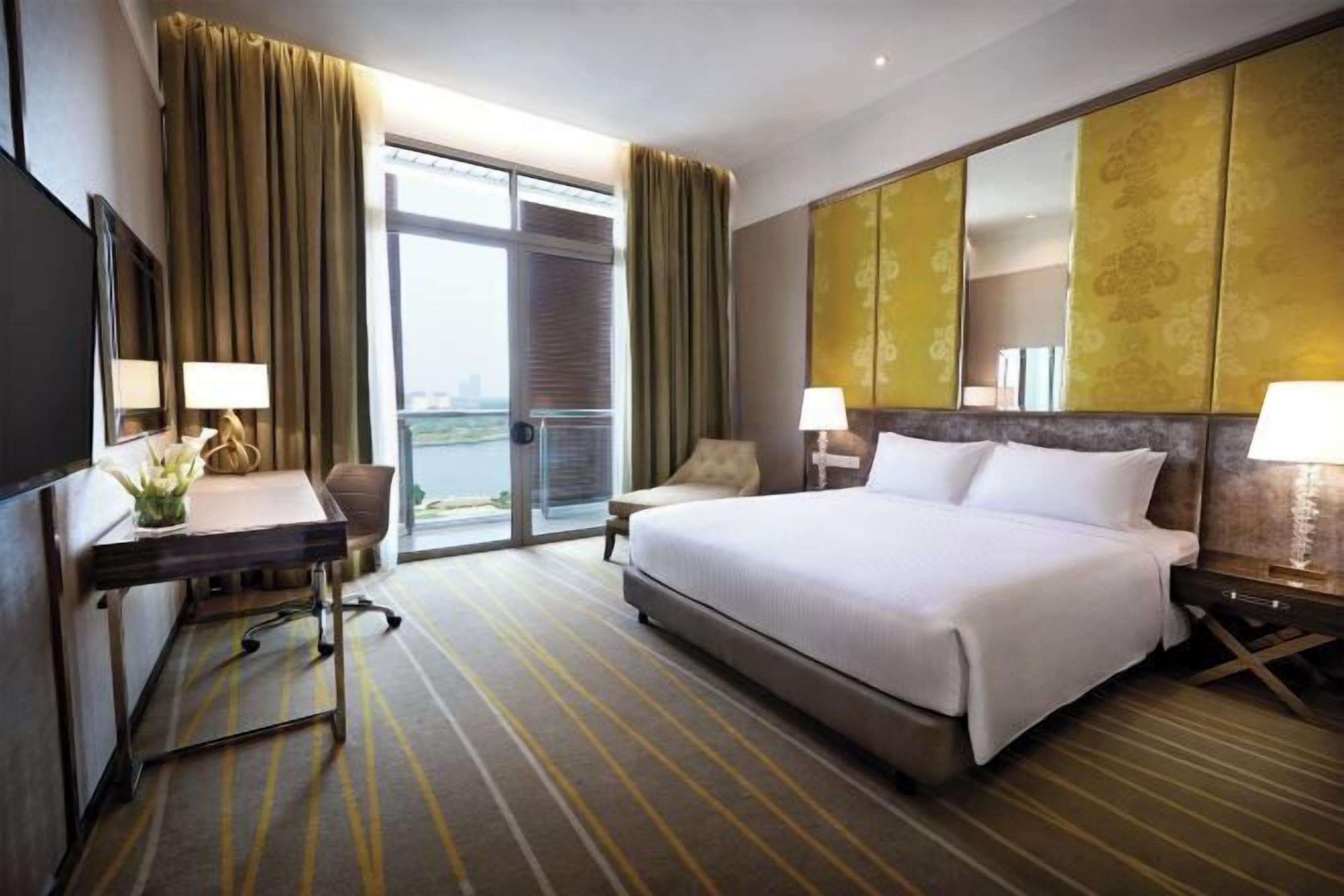 Minibaari, tallelokero huoneessa, työpöytä