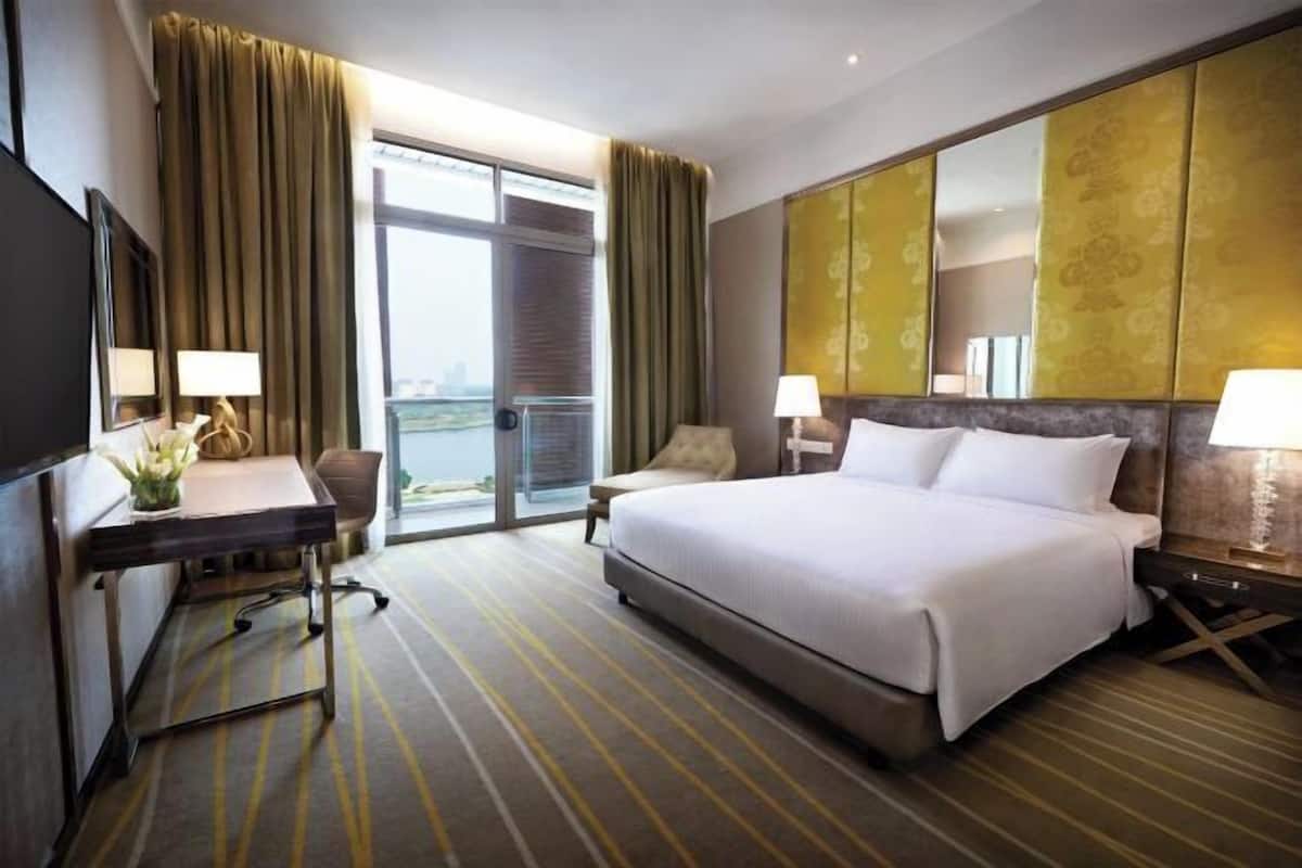 Minibar, värdeförvaringsskåp på rummet och skrivbord