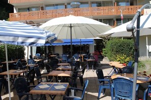 Déjeuner, dîner et souper servis sur place, vue sur la piscine 