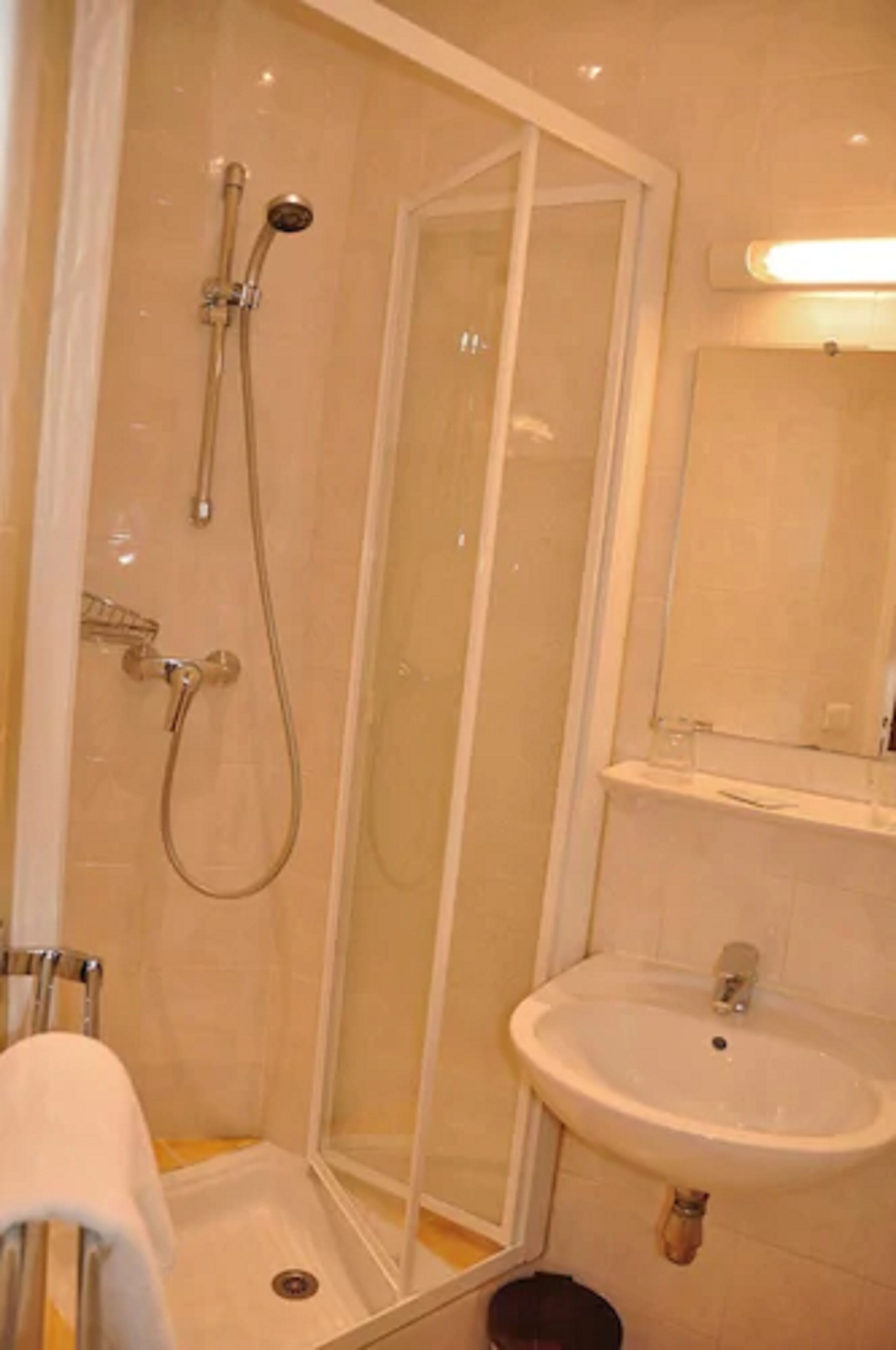 confort signe room, shower | bathroom | hair dryer, towels