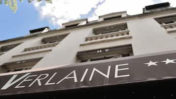 Un edificio con el letrero "VERLAINE" en la fachada.