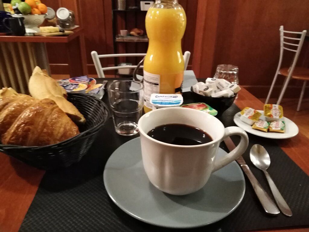 daily continental breakfast (eur 9 per person)