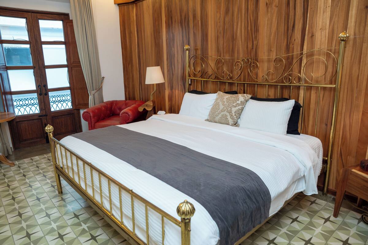 Suite de diseño, 1 cama de matrimonio grande | Ropa de cama de alta calidad, edredones de plumas, caja fuerte