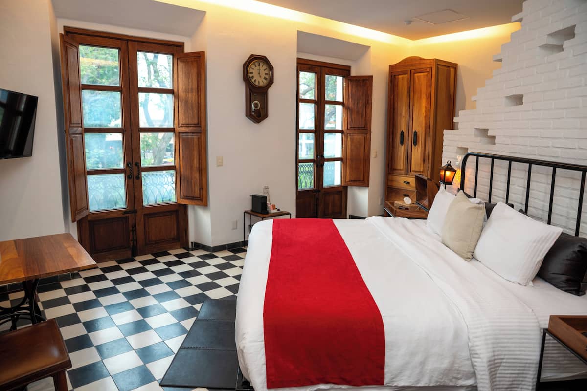 Suite de diseño, 1 cama de matrimonio grande, vistas al parque | Ropa de cama de alta calidad, edredones de plumas, caja fuerte