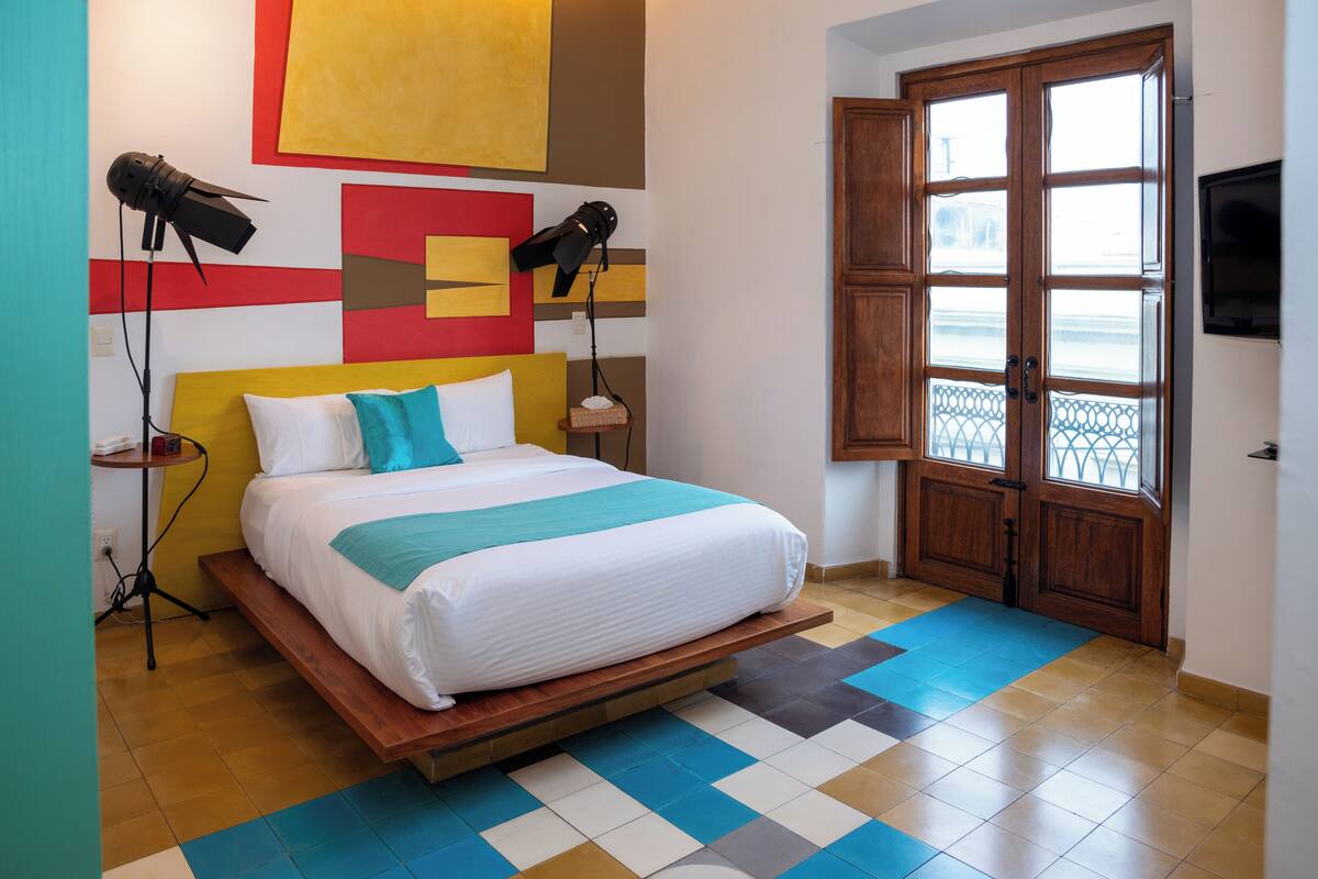 Habitación de diseño doble | Ropa de cama de alta calidad, edredones de plumas, caja fuerte
