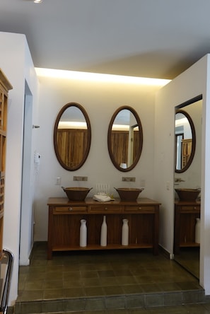 Standard Suite, 1 King Bed | Bathroom | Shower, free toiletries, hair dryer, towels - Del Carmen Concept Hotel (Guadalajara)