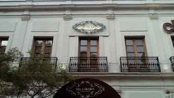 Vista frontal de la propiedad