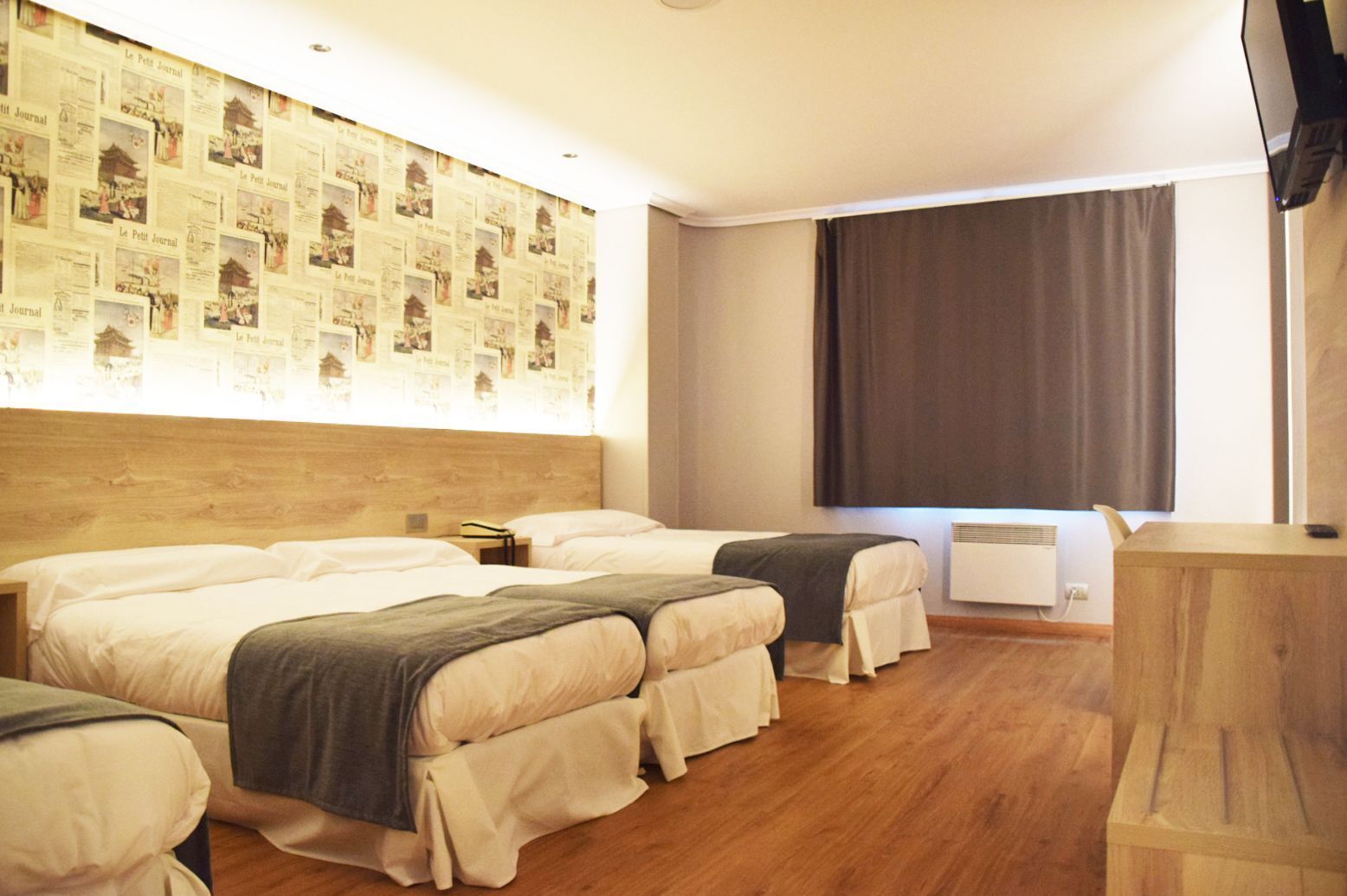 Escritorio, espacio para trabajar con laptop y cortinas blackout 