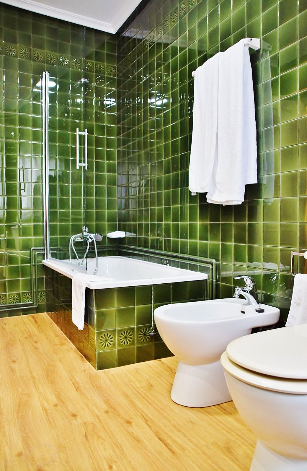 combined shower/bathtub, free toiletries, hair dryer, towels