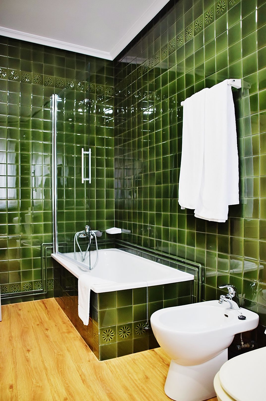 combined shower/bathtub, free toiletries, hair dryer, towels