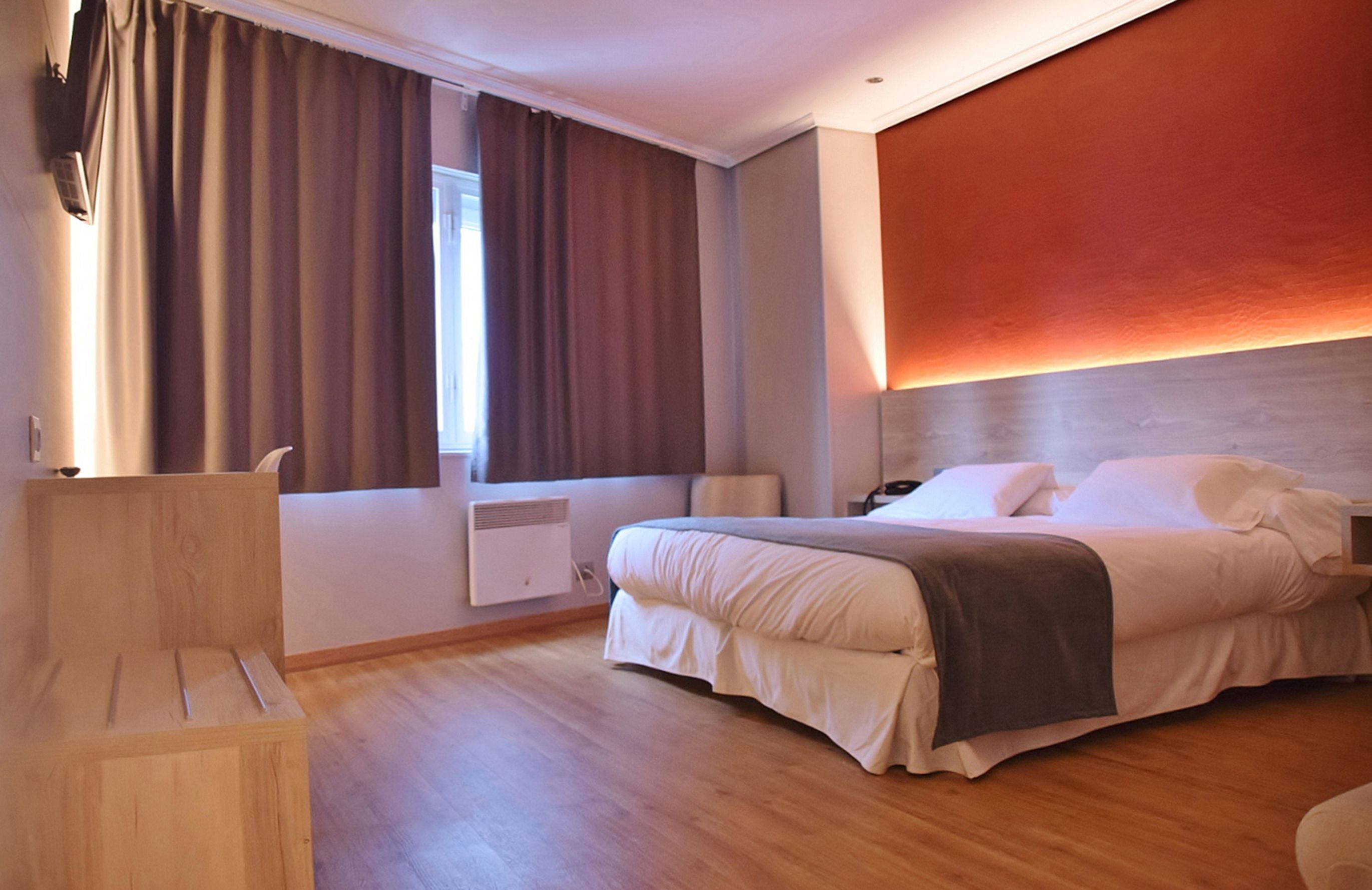 double room | desk, laptop workspace, blackout curtains, free wifi