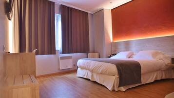 Une chambre moderne avec un lit en bois, une table de chevet, une commode, une chaise en bois et une fenêtre avec des rideaux.