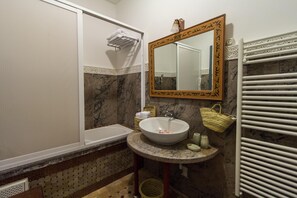 Chambre supérieure double ou avec lits jumeaux, 1 chambre, vue sur la cour intérieure | Salle de bain | Articles de toilette (gratuits), séchoir à cheveux, serviettes fournies