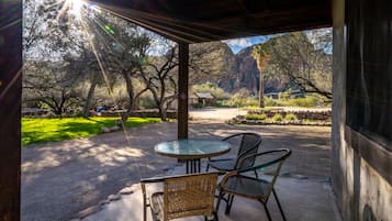 Cabaña, 1 cama King size, patio, vista a la montaña | Vista a la montaña